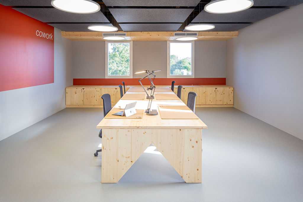 Bureaux en bois dans un espace de coworking