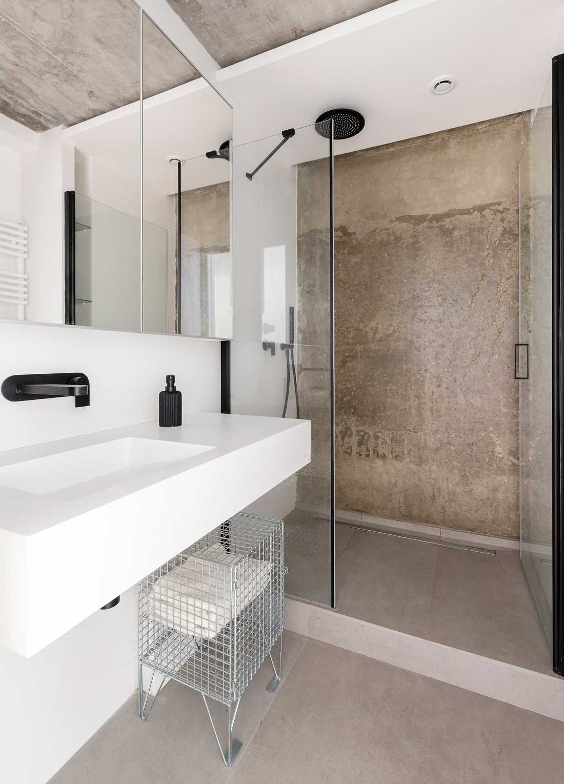 Salle de bain aménagé par un architecte dans un appartement neuf à Paris