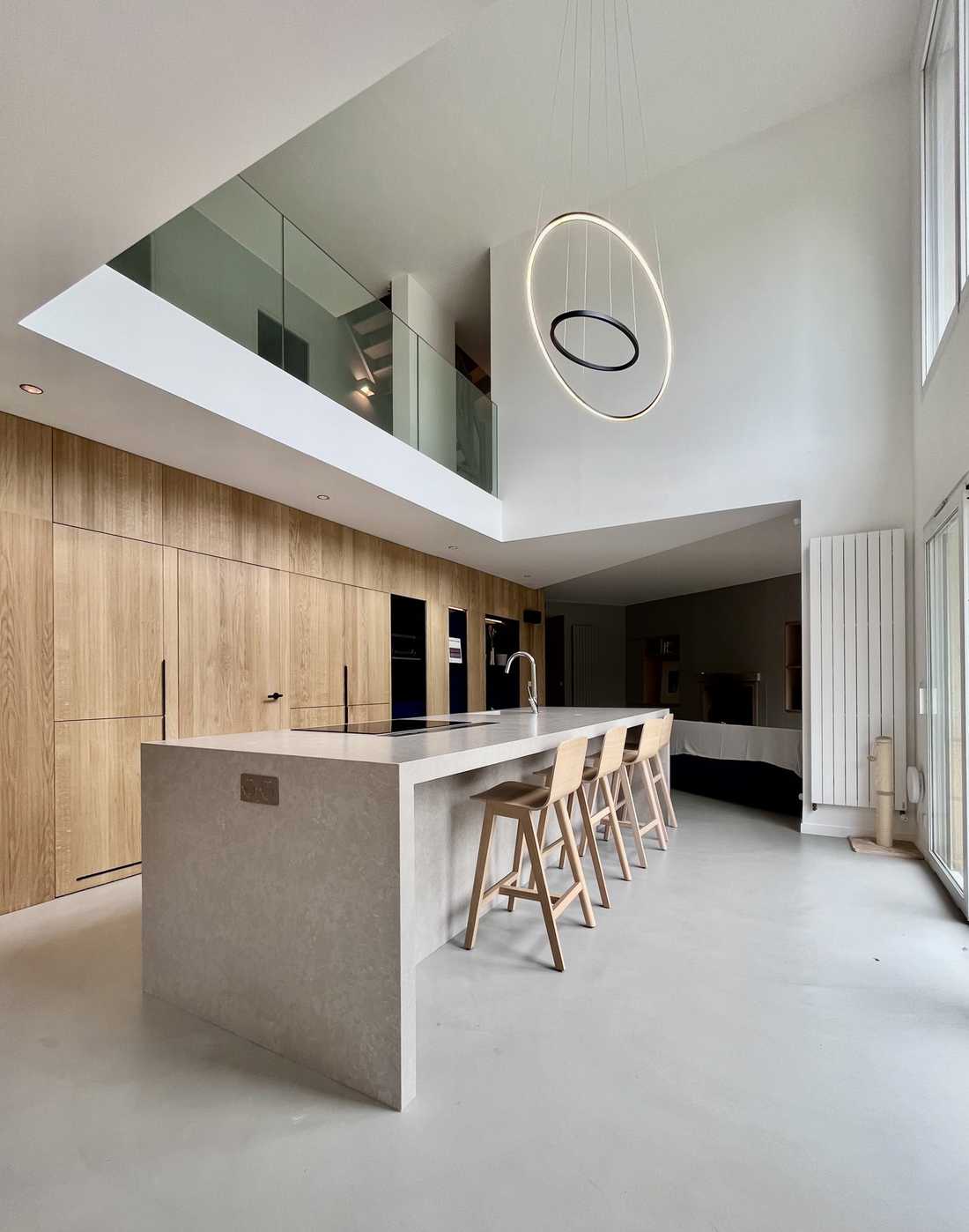 Maison contemporaine avec hauteur sous plafond aménagé par un architecte à Paris