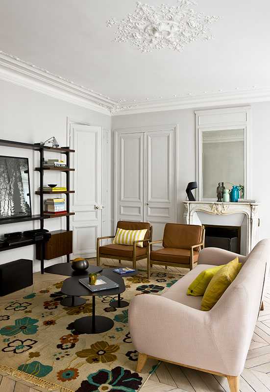 Salon d'un appartement haussmannien à Paris après un relooking d'intérieur