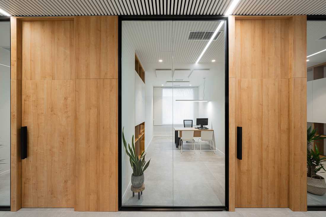 Portes en bois de bureaux aménagés