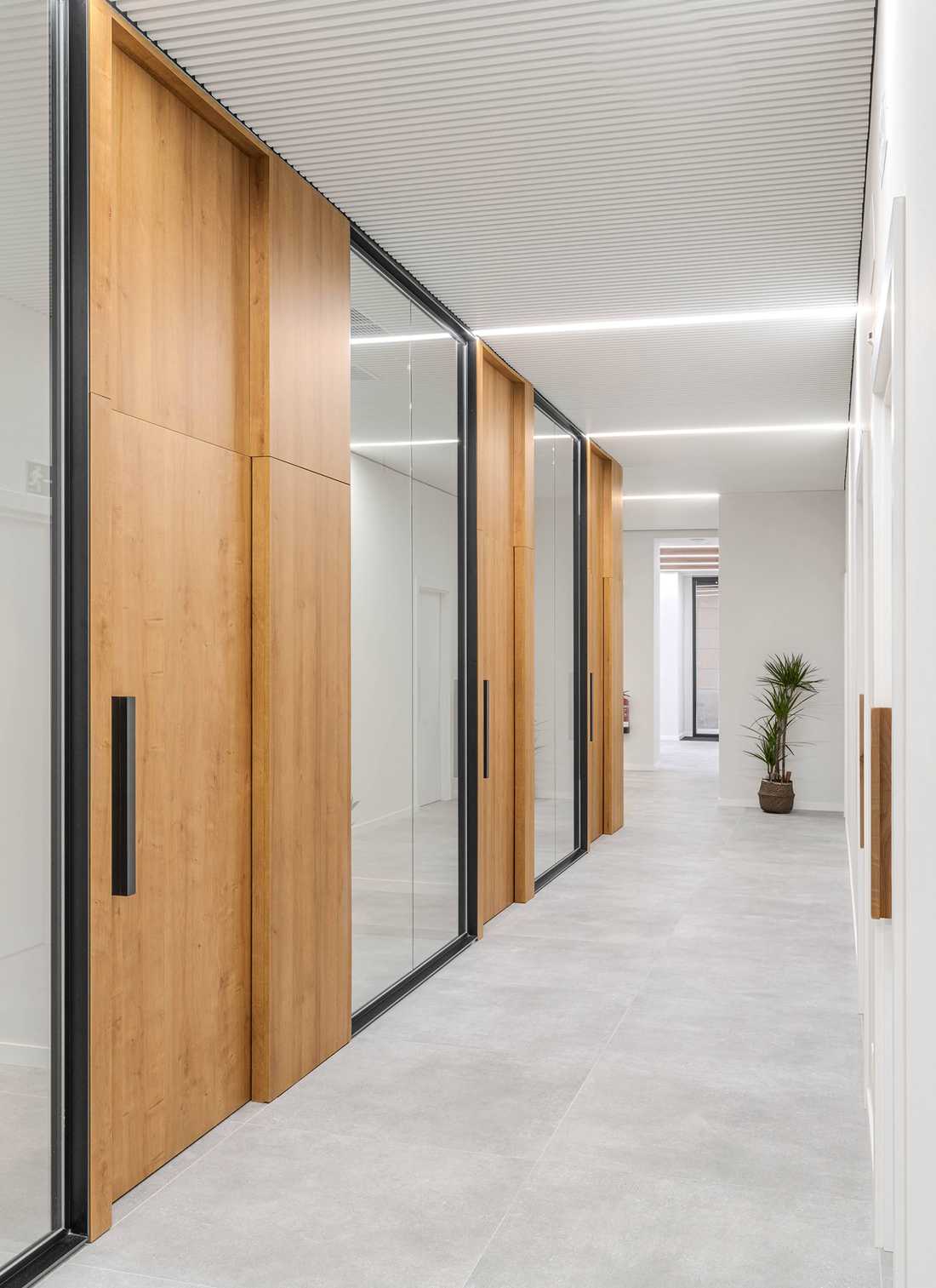 Couloir dans des bureaux aménages par un architecte