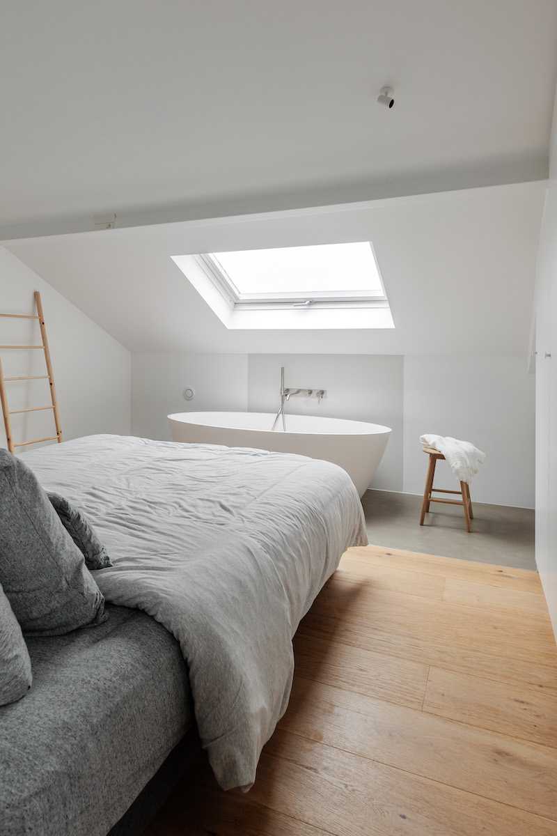 Aménagement d'un appartement parisien sous les toits de 140 m² -  chambre avec baignoire