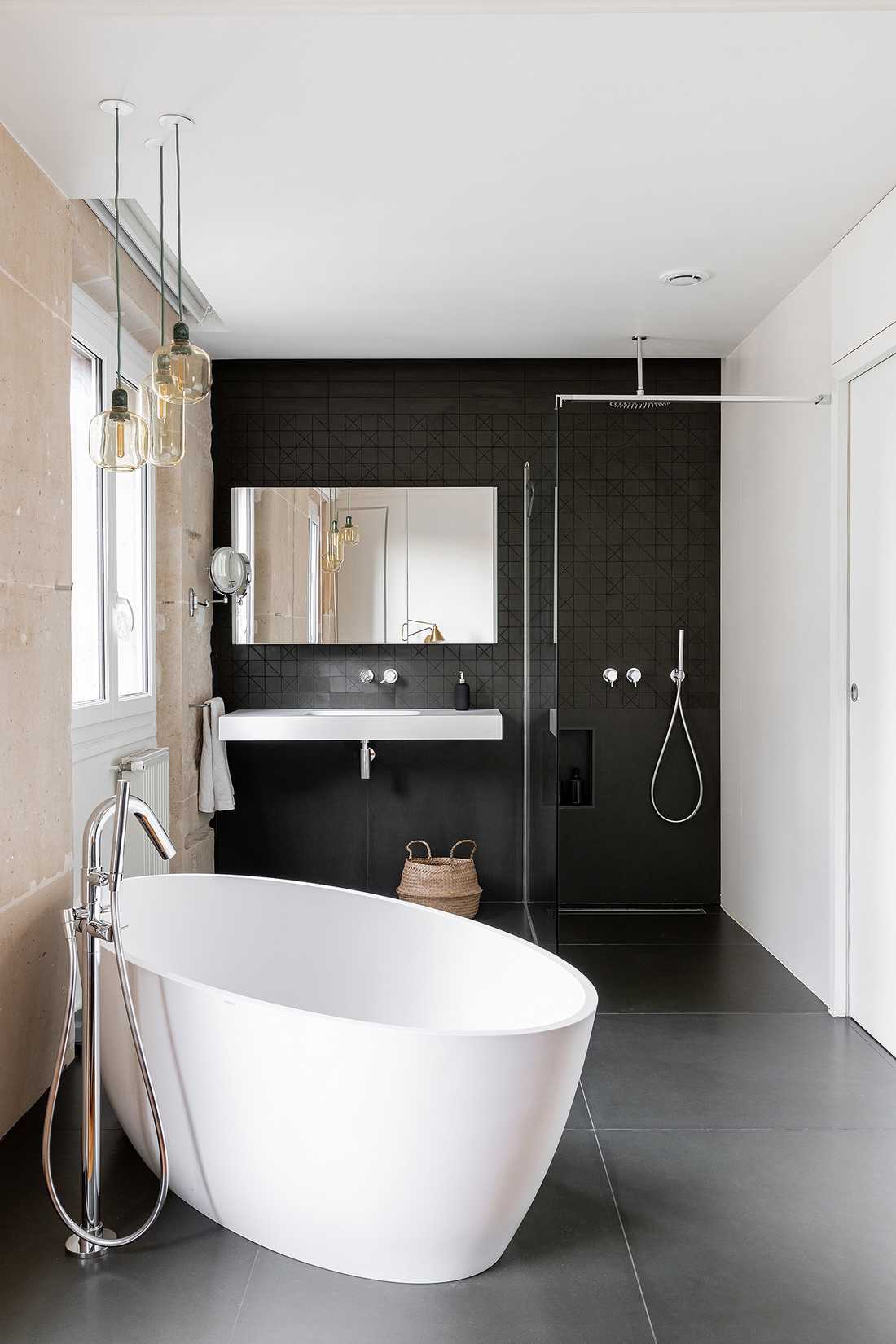 Salle de bain avec baignoir centrale aménagée par un architecte d'intérieur à Paris 