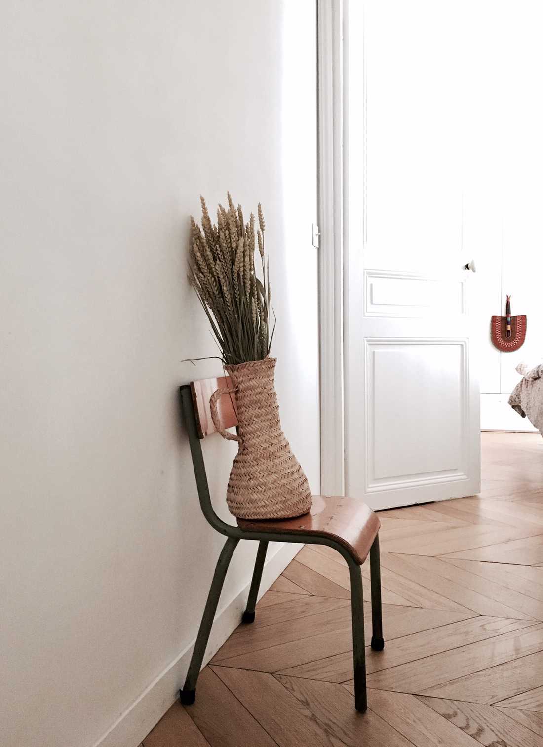 Décoration de chaise dans un couloir d'appartement