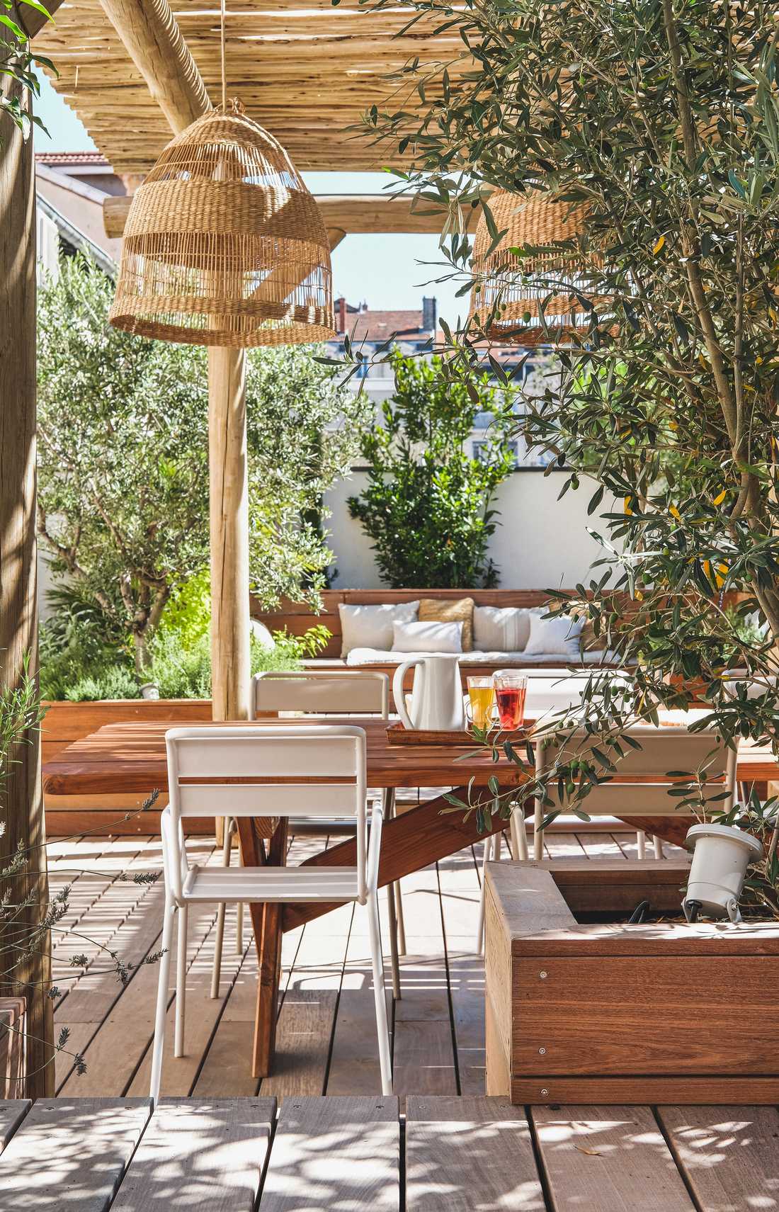 Terrasse en bois dans un appartement à Paris conçu par un jardinier paysagiste