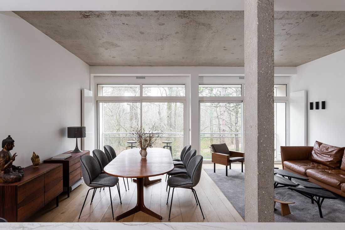 Salle à manger avec un plafond en béton