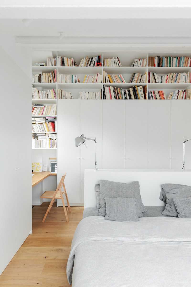 Aménagement d'un appartement parisien sous les toits de 140 m² -  la chambre avec bibliothèque