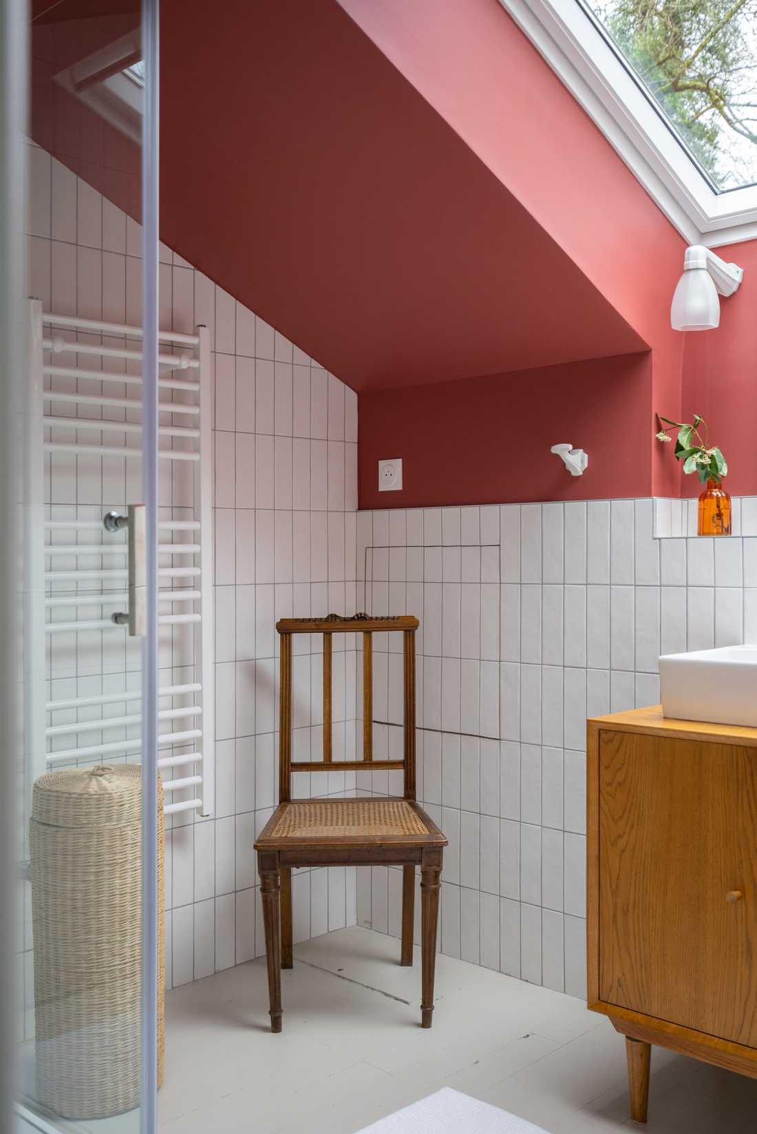 Salle de bain rose dans une maison percheronne