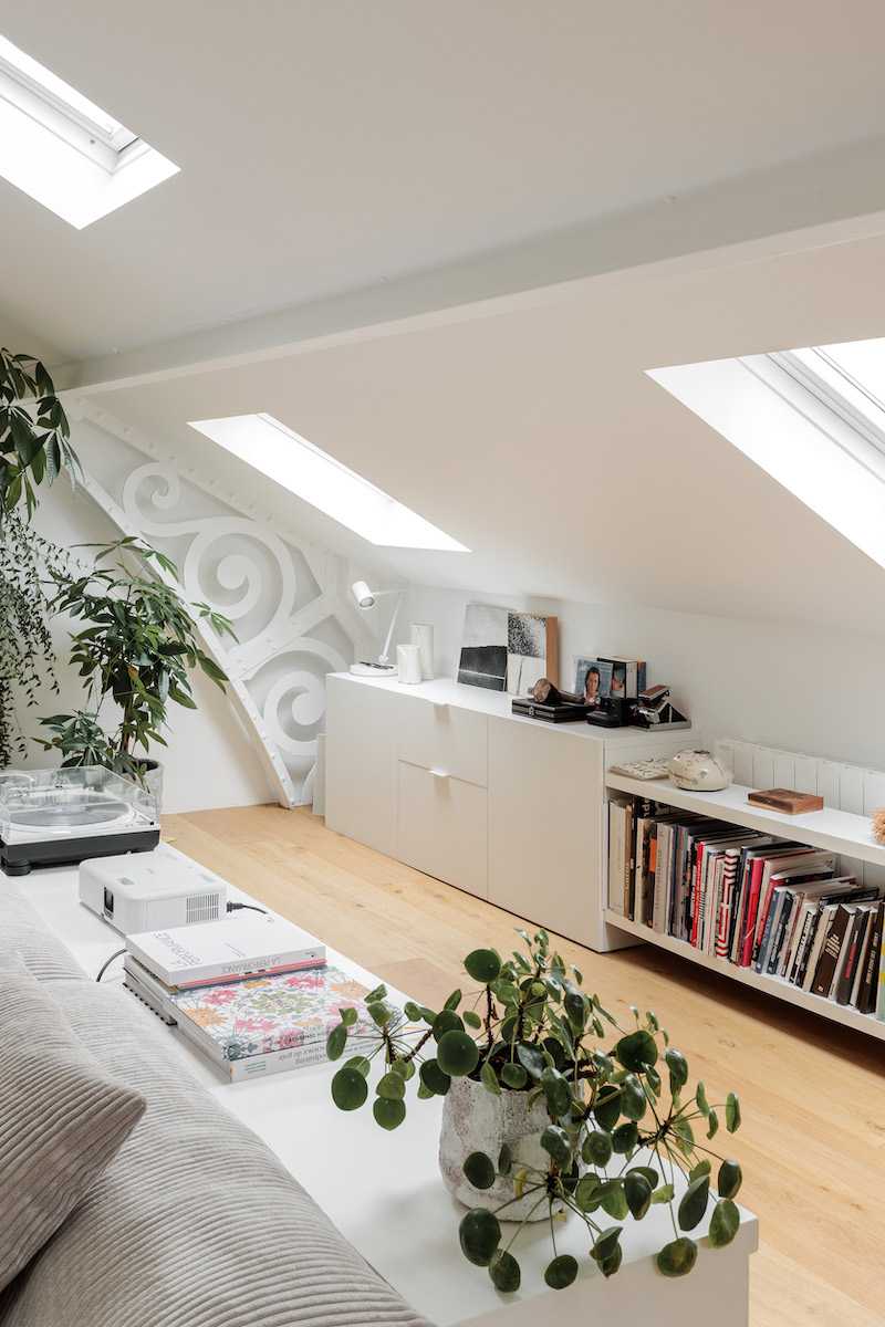 Aménagement d'un appartement parisien sous les toits de 110 m² -  le séjour avec velux